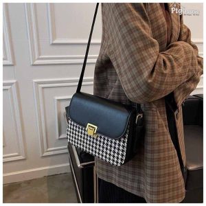 Túi đeo chéo họa tiết cánh én