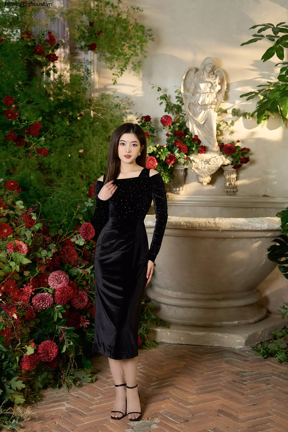 Đầm nhung trễ vai LUPERI sang trọng