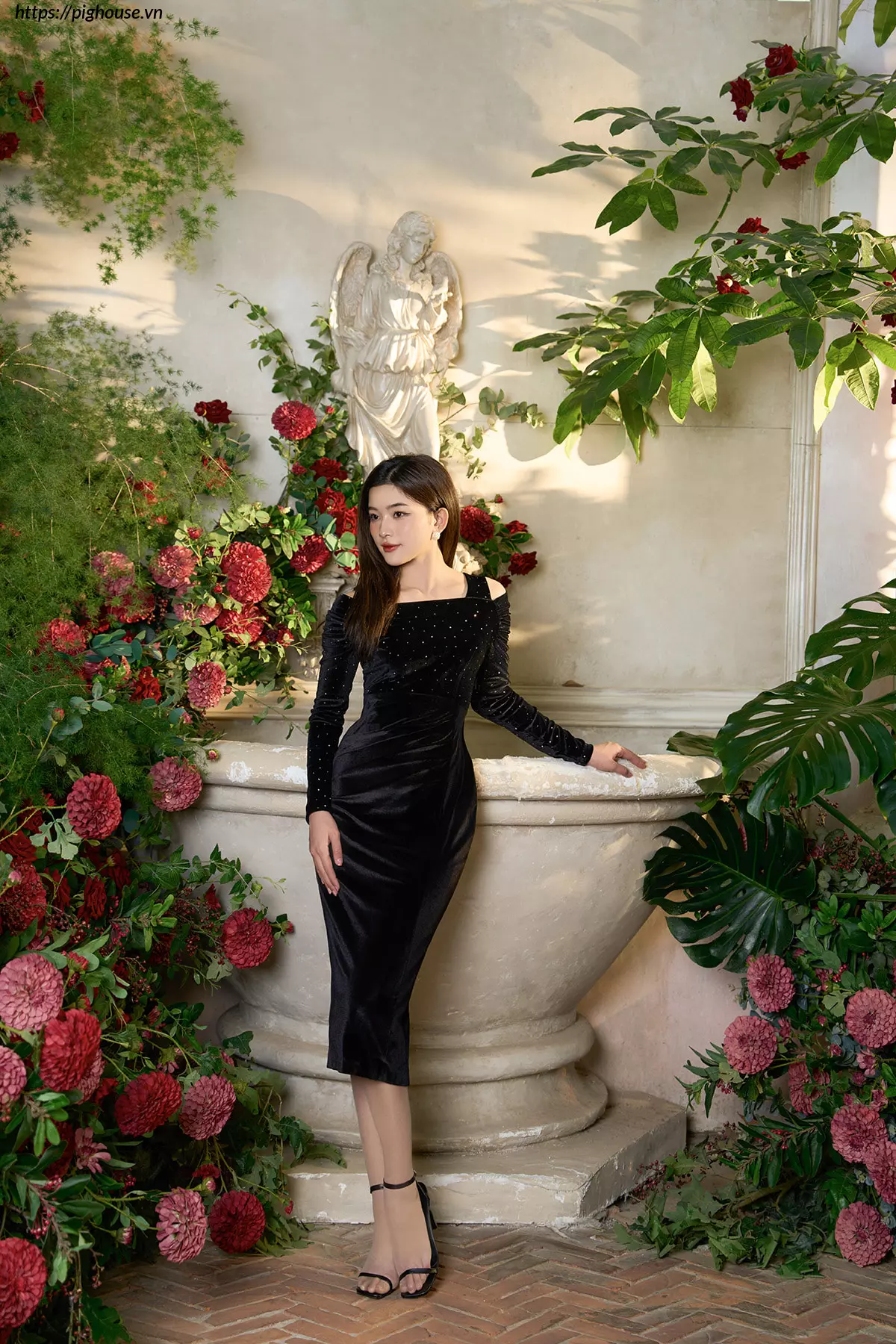 Đầm nhung trễ vai LUPERI sang trọng