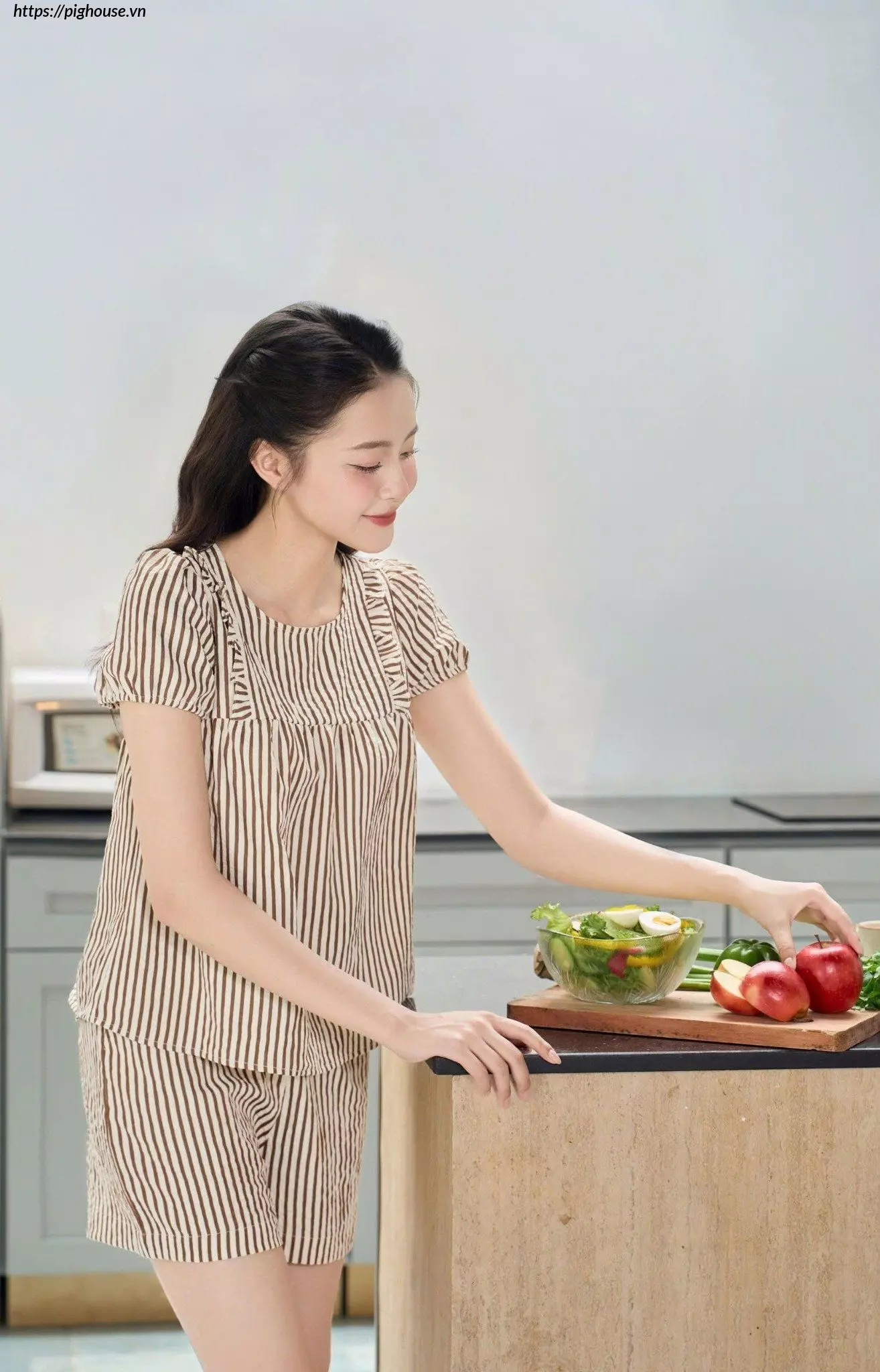 bo-tho-ke-mac-nha-nu-quan-dui-nhun-nguc