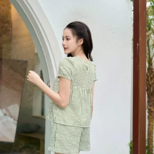 bo-tho-ke-mac-nha-nu-quan-dui-nhun-nguc