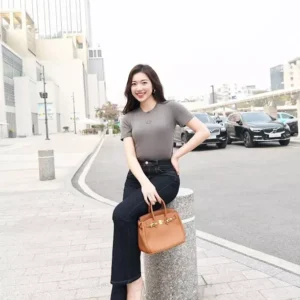 Ao phong LU5AP09 om dang co V